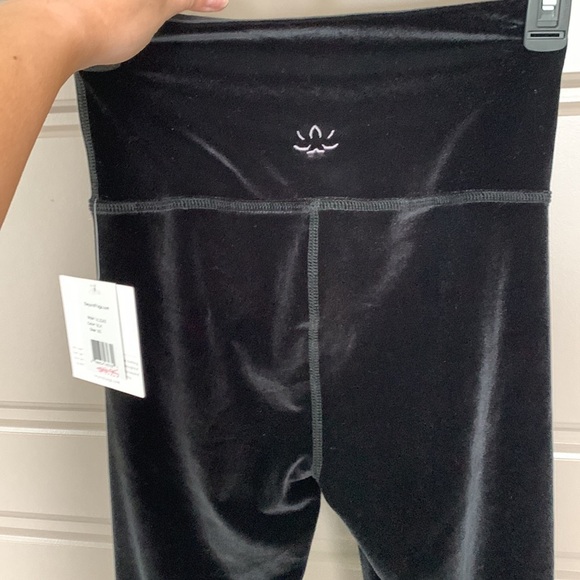 BEYOND YOGA BLACK VELVET LEGGING MID RISE XS NEW - Picture 4 of 5